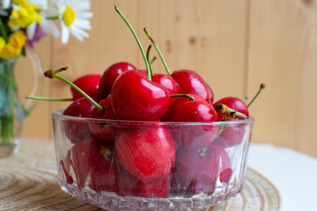 bayas de cereza en un recipiente de vidrio