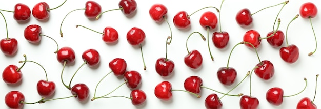 Bayas de cereza roja dulce sobre fondo blanco.