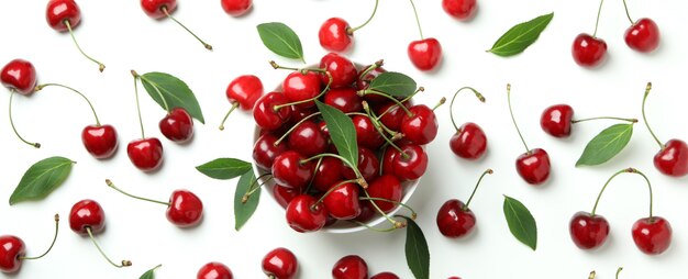 Bayas de cereza roja dulce sobre fondo blanco.