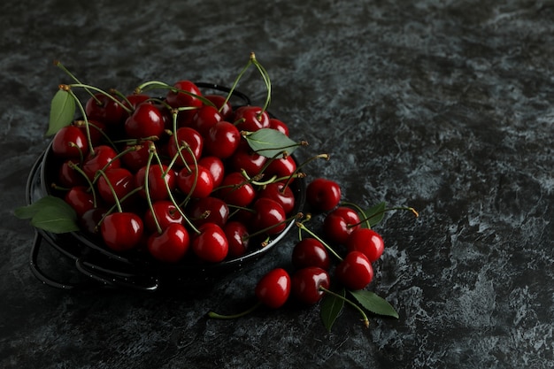 Bayas de cereza roja dulce sobre fondo oscuro