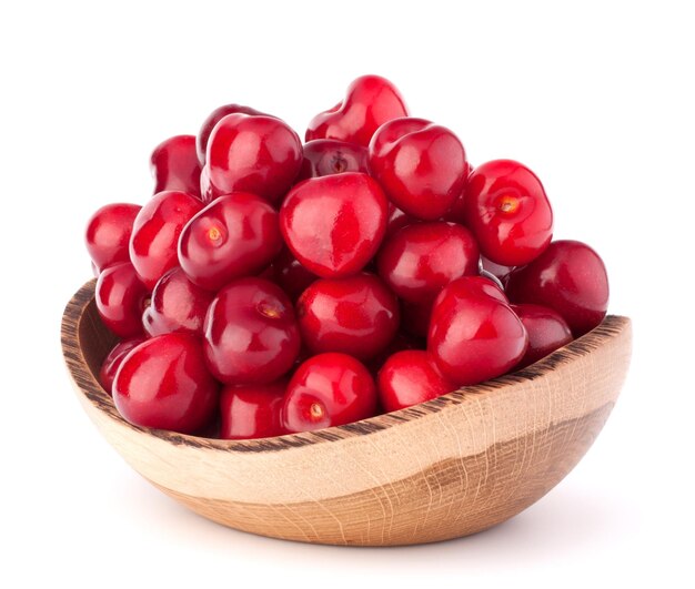 Bayas de cereza en un tazón de madera