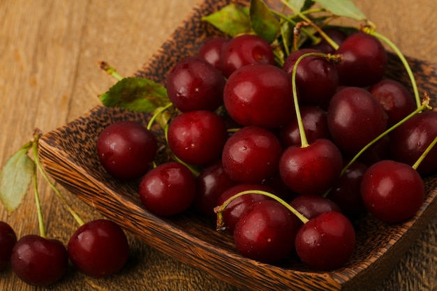 Bayas de cereza en el tazón