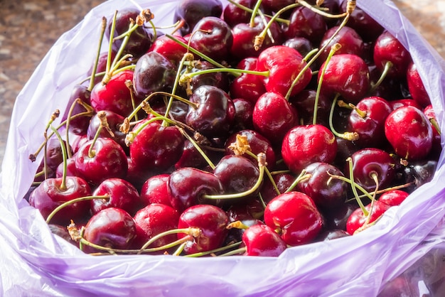 Bayas de cerezas rojas frescas en una bolsa