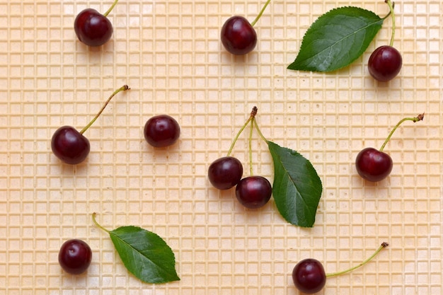 Bayas de cerezas sobre un fondo de gofres