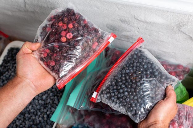 Foto bayas congeladas en el congelador frutas y bayas mixtas congeladas