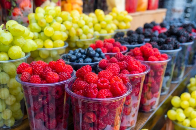 Bayas frescas y jugosas en el mercado de granjeros Coloridos juegos de frutas diferentes en el café de la calle