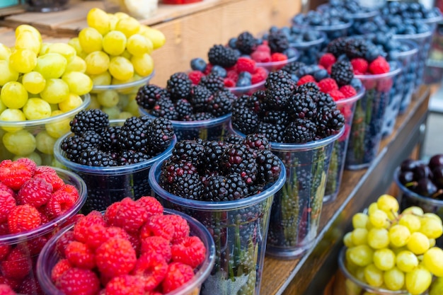 Bayas frescas y jugosas en el mercado de granjeros Coloridos juegos de frutas diferentes en el café de la calle