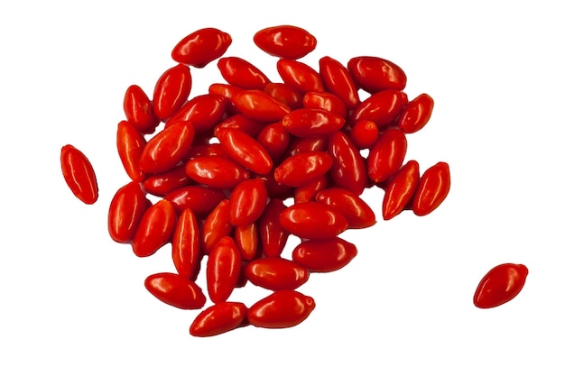 Bayas de goji aisladas sobre un fondo blanco que muestran un color y una textura rojos vibrantes