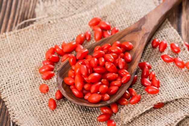 Bayas de Goji en una cuchara de madera