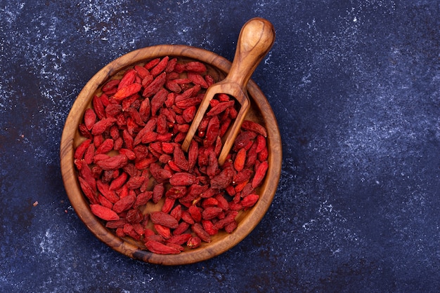 Bayas de Goji en mesa azul