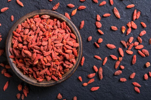 Bayas de goji rojas en un tazón Fondo de superalimento