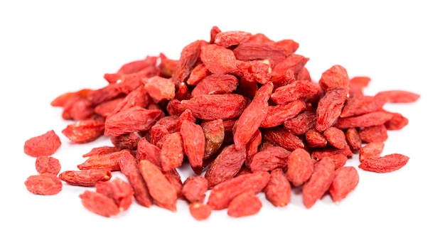 Bayas de goji secas aisladas en blanco