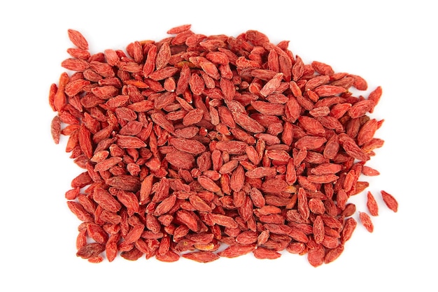 Bayas de goji secas aisladas en la vista superior de fondo blanco