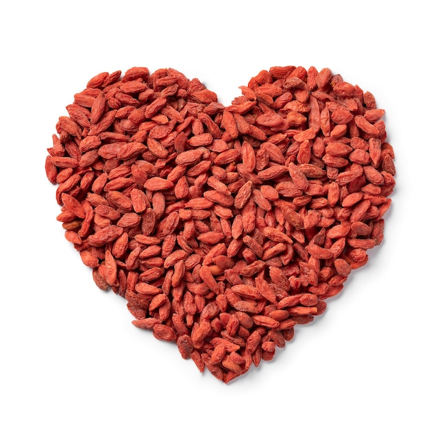 Bayas de goji secas en forma de corazón aislado sobre fondo blanco.