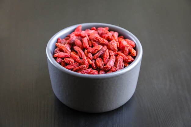 Bayas de Goji secas superalimento en un tazón