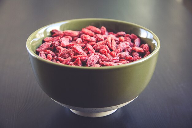 Bayas de Goji secas superalimento en un tazón