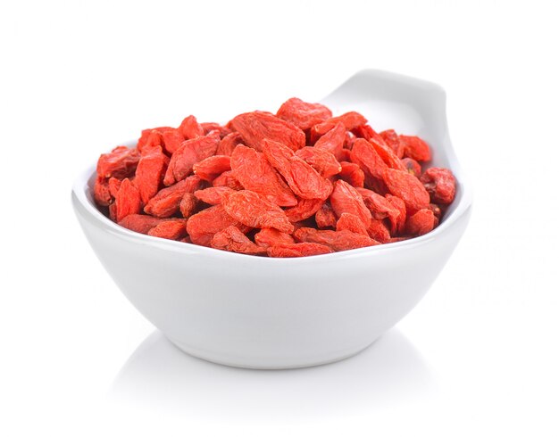 Bayas de goji secas en un tazón blanco pequeño