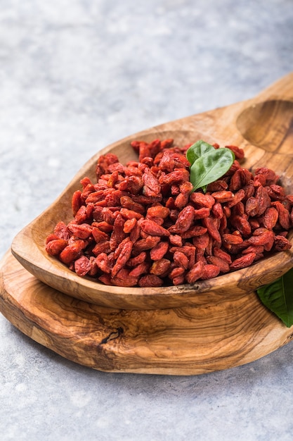 Bayas de goji secas en un tazón de madera