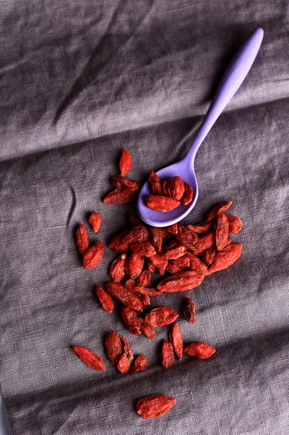 Bayas de Goji sobre un fondo de lino oscuro enfoque suave selectivo