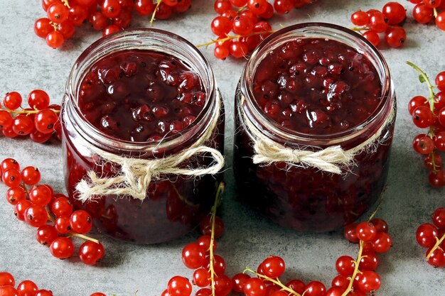 Bayas de grosella roja y mermelada