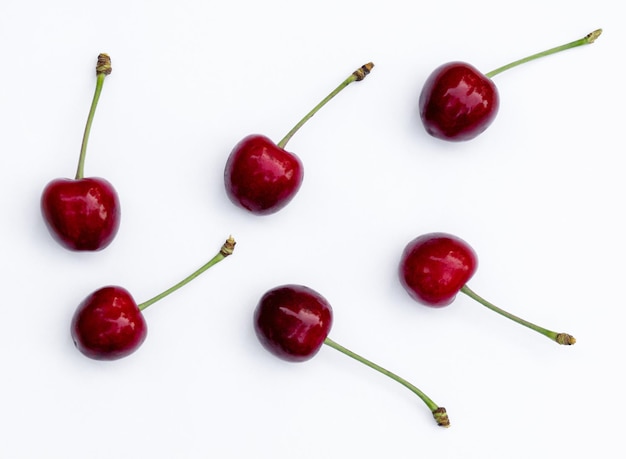 Bayas de jugosas cerezas rojas maduras aisladas sobre fondo blanco