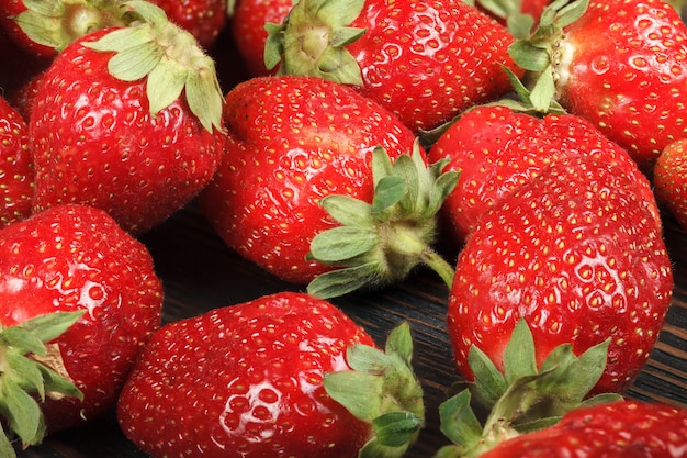 Bayas de jugosas fresas maduras.