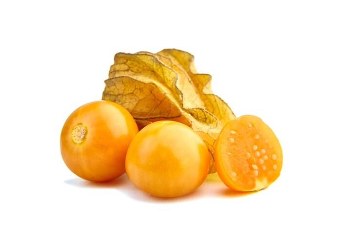 Las bayas de Physalis peruviana, frutos maduros cortados por la mitad, tomates de cáscara de grosella del Cabo aislados en blanco