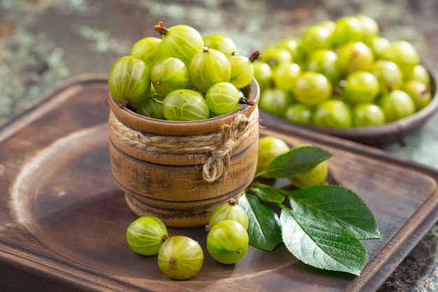 Bayas de verano maduras en una composición con bebidas.