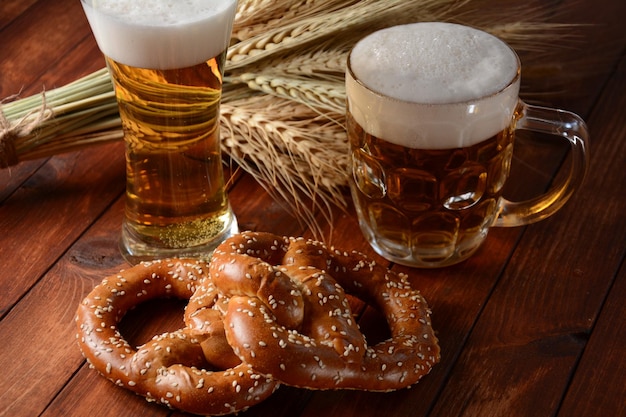 Bayerische frisch gebackene hausgemachte weiche Brezel mit Bier Rustikales Oktoberfest