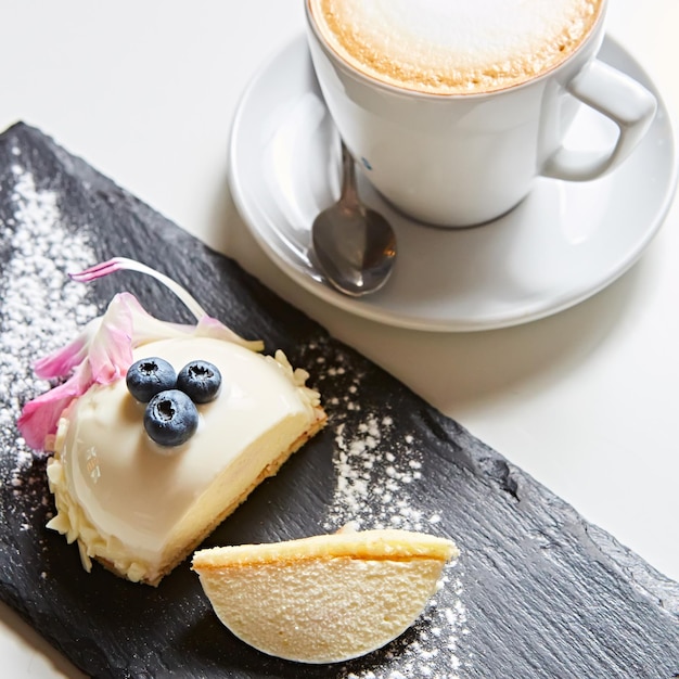 Foto bayerischer vanille-mousse-kuchen mit kirschen und dunkler schokolade. hergestellt mit frischkäse und schlagsahne