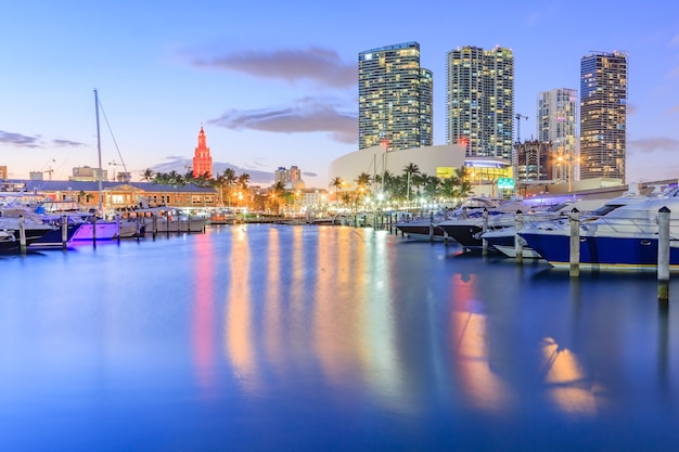 Bayside Marketplace no crepúsculo em Miami, Florida.