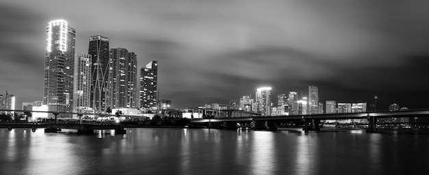 Bayside Miami Downtown MacArthur Causeway da Venetian Causeway Miami no centro da noite