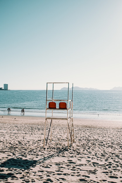 Baywatch Stühle am Strand in Spanien im Sommer