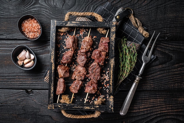 BBQ Beef Kalb Schaschlik Spieße Schwarzer Hintergrund Ansicht von oben