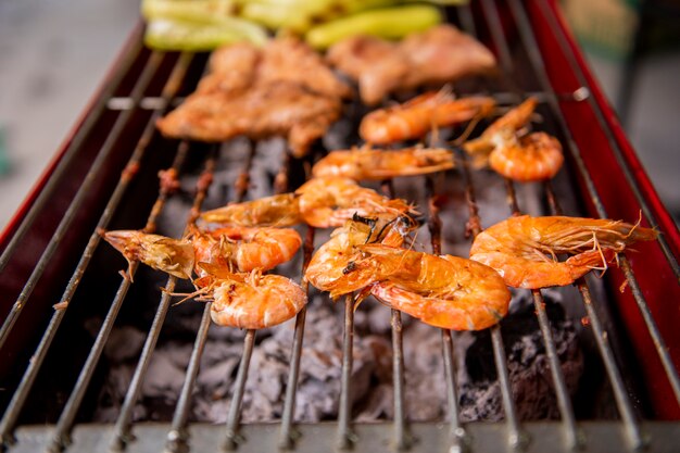 BBQ bereitet sich für Abendessenparty vor