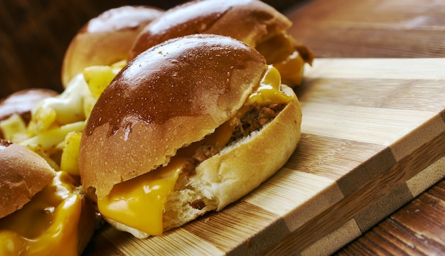 BBQ Chicken Slider Ring, Fast Food kombiniert zerkleinertes Hühnchen, rote Zwiebeln und BBQ-Sauce.