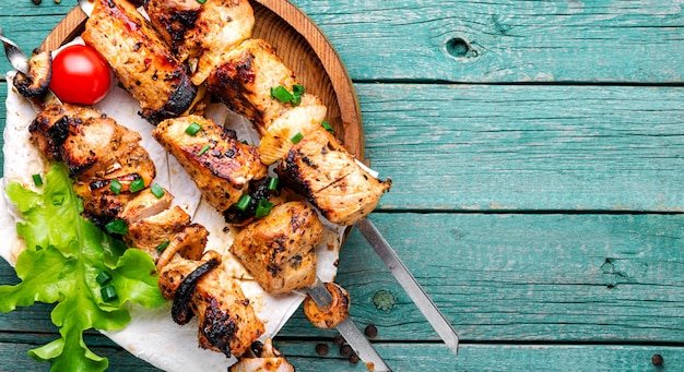 Bbq-Fleisch auf hölzernen Aufsteckspindeln