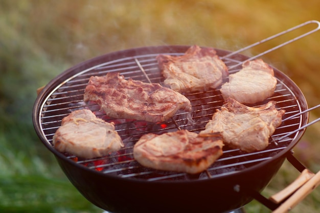 BBQ-Fleischsteaks auf dem Grill im Freien