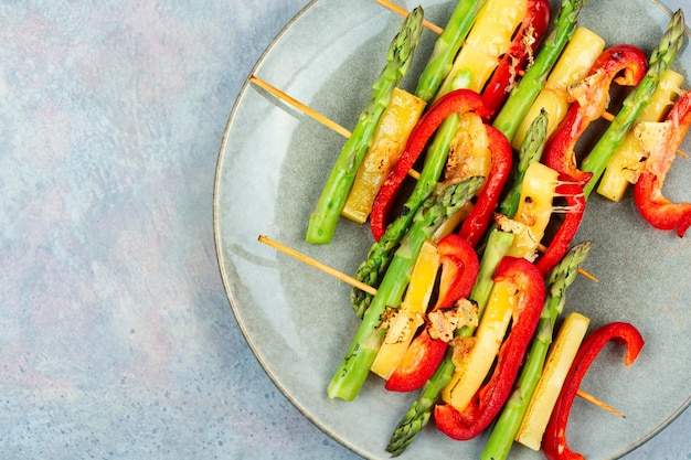 BBQ gegrilltes Gemüse auf Spießen, Platz für Text