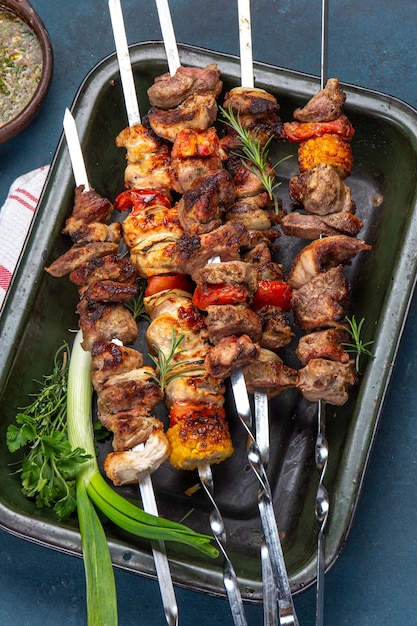 Foto bbq gegrilltes schweinefleisch, huhn und gemüsespieß auf dem tablett, oberflächige sicht, flach gelegt