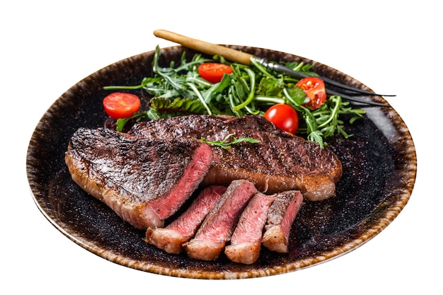 BBQ Grilled cup rump carne bovina bife em prato com salada de vegetais Isolado em fundo branco Vista superior