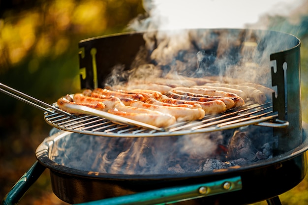 BBQ mit Würstchen auf dem Grill