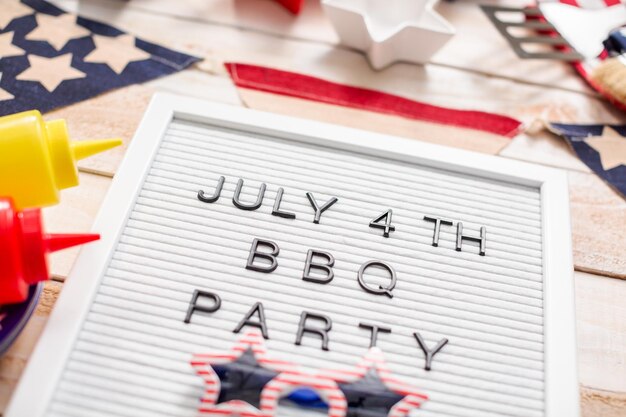 BBQ-Party-Schild auf einem weißen Memoboard.