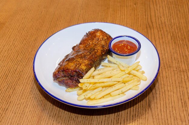 BBQ-Rippchen mit Pommes Frites und Ketchup