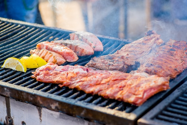 BBQ-Rippchen und gegrillter Fisch mit Zitronenscheiben