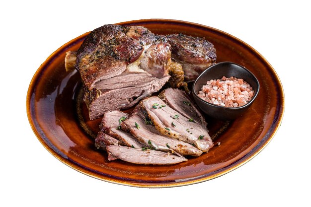 BBQ Roast Lamb perna de carneiro cortada em um prato rústico Isolado em fundo branco Vista superior