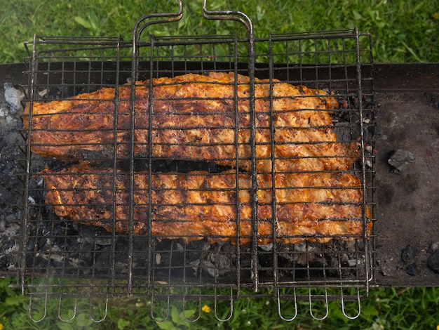 Bbq-Schweinerippchen, die auf dem Grill kochen.