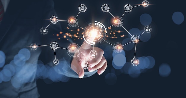 BBusinessman tocando nuvens virtuais com comunicação de rede de conexão global para o futuro Tecnologia informação digital internet online para o sucesso dos negócios