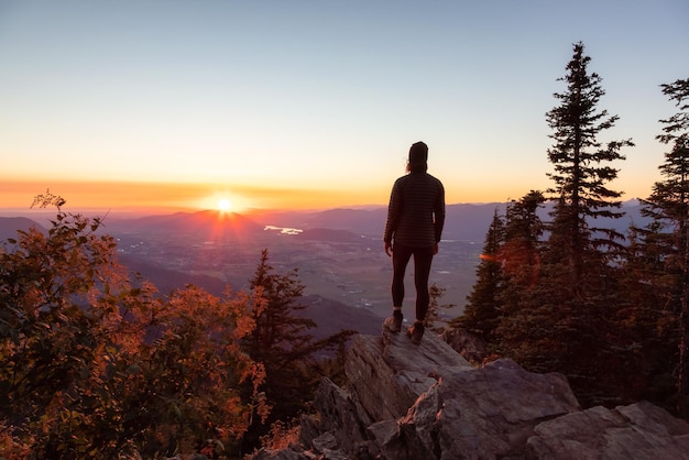 BC Waldbrand und Rauch über dem Berg in der Nähe von Hope an einem heißen sonnigen Sommertag British Columbia Kanada Wildfeuer Naturkatastrophe