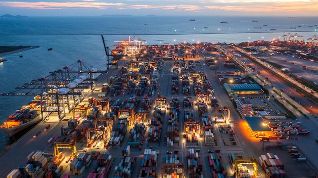 Be- und Entladen von Containerschiffen im Tiefseehafen Luftbildgeschäft Handelshandel Logistik Import und Export Frachttransport Containerbeladung Frachtfrachtschiff nachts